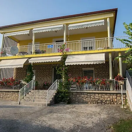 In Starigrad-paklenica 6859 Apartment *